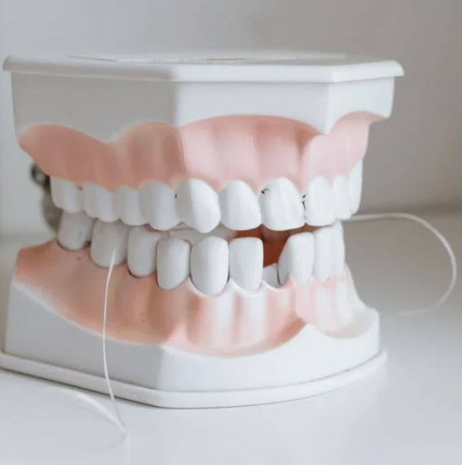 Nutzen Sie auch Zahnseide für Ihre Zähne